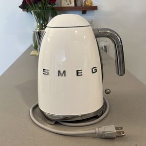 SMEG '50s Retro-Style 1.7-Liter Electric Kettle
